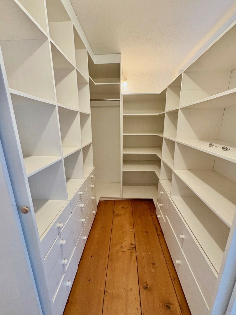 geräumiger Schrankraum vor dem Schlafzimmer (hofseitig)