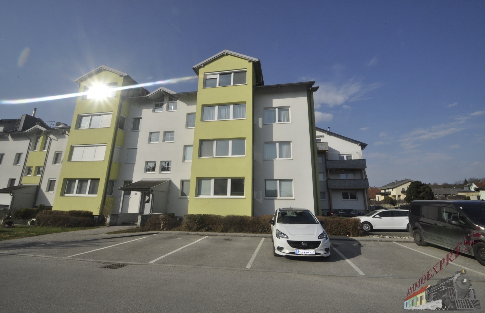Pyhra: Leicht sanierungsbedürftige  Dachgeschosswohnung mit Balkon und KFZ-Stellplatz