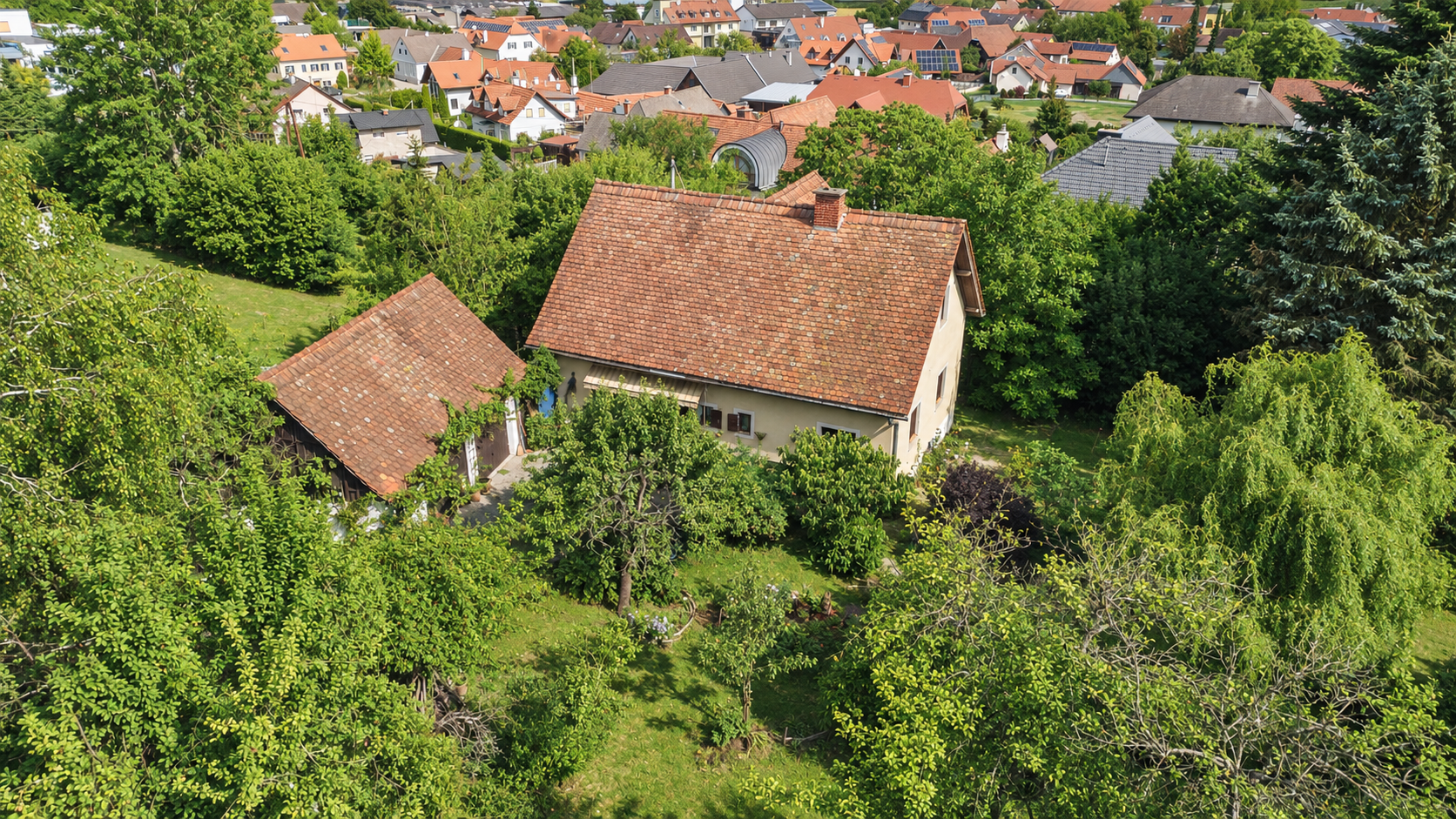 Sonniger Frühsommerblick auf österreichisches Anwesen-2
