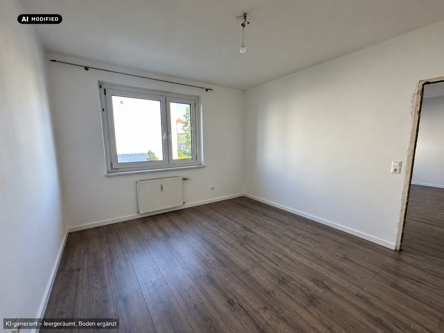 KI-bearbeitet – Leeres Schlafzimmer mit graubraunem Dielenboden