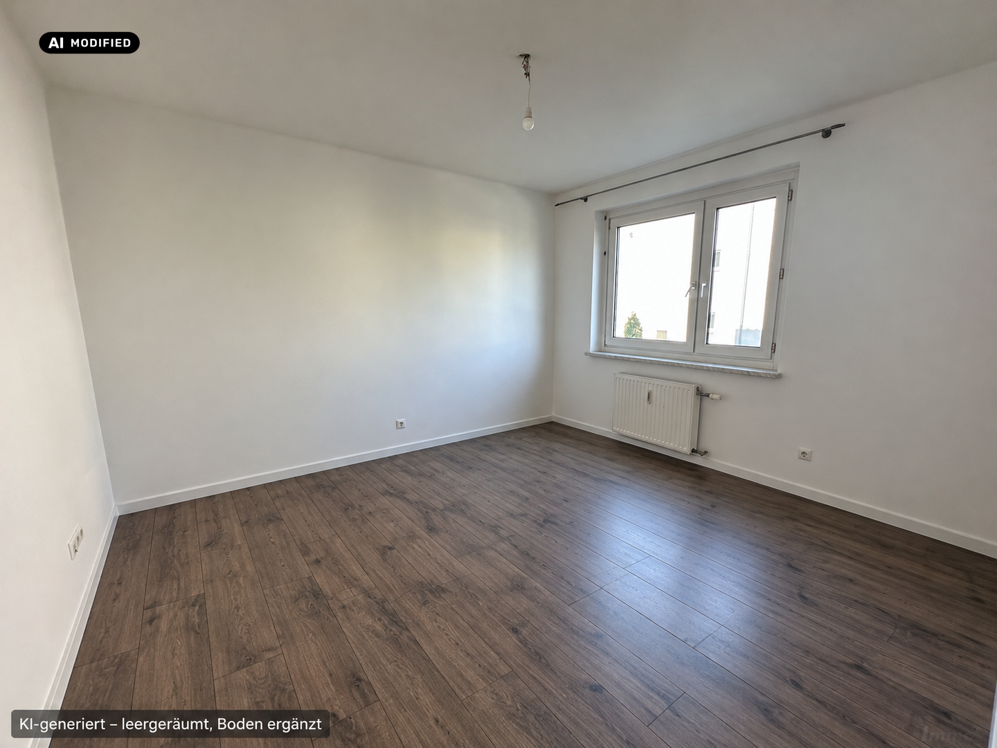 KI-bearbeitet – Leeres Schlafzimmer mit neuem graubraunem Holzboden