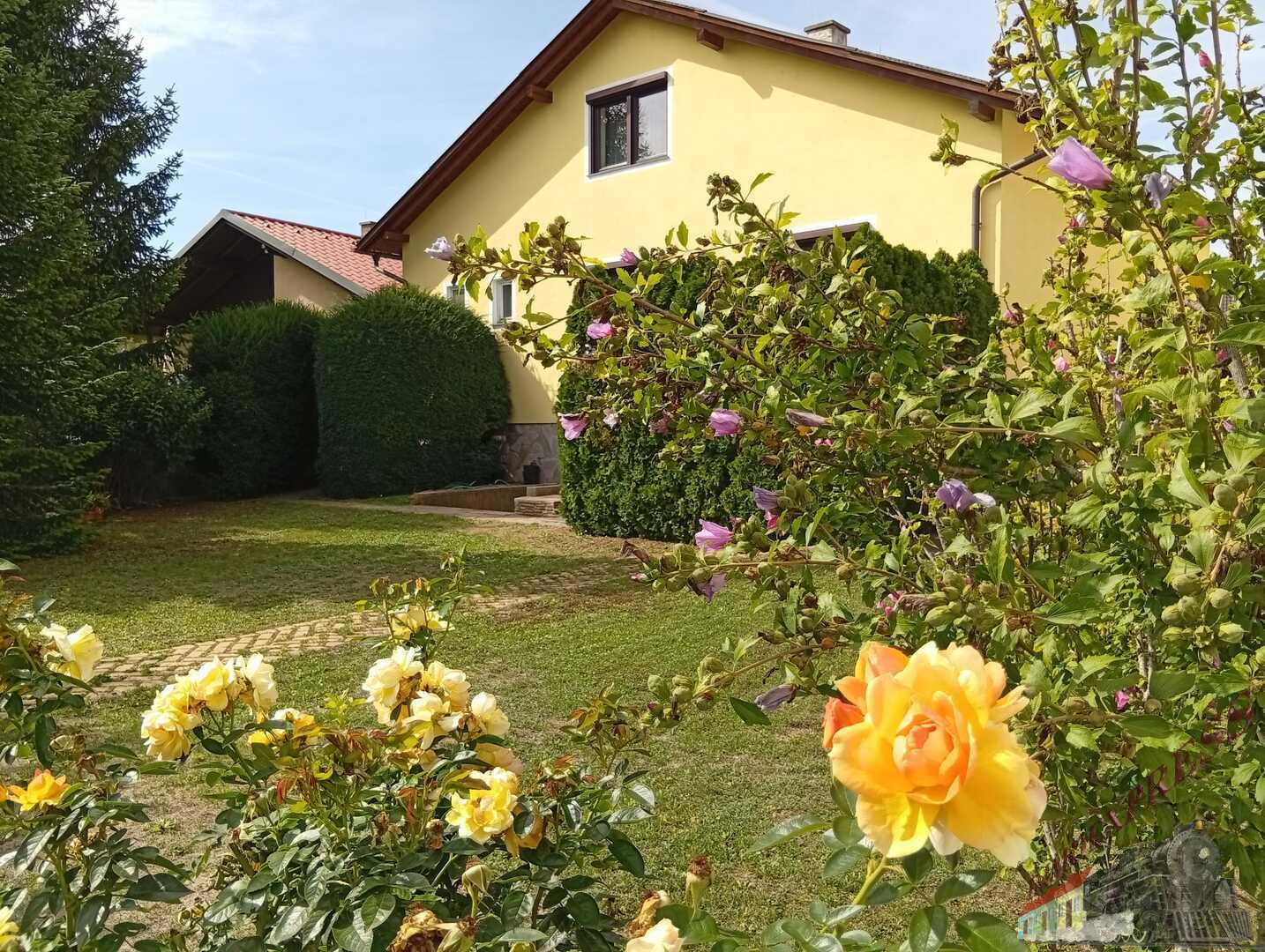 Wullersdorf: Klassisches Einfamilienhaus mit schönem Garten und großzügigen Nebenflächen