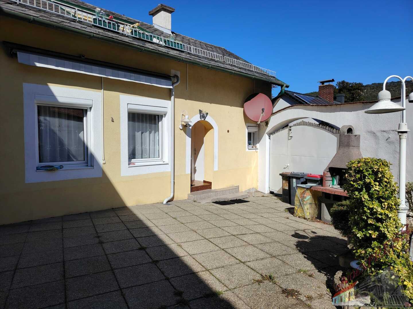 Viel Platz und vielfältige Möglichkeiten – Zwei Häuser mit 3 Wohneinheiten, 4 Bädern und 3 Garagenplätzen