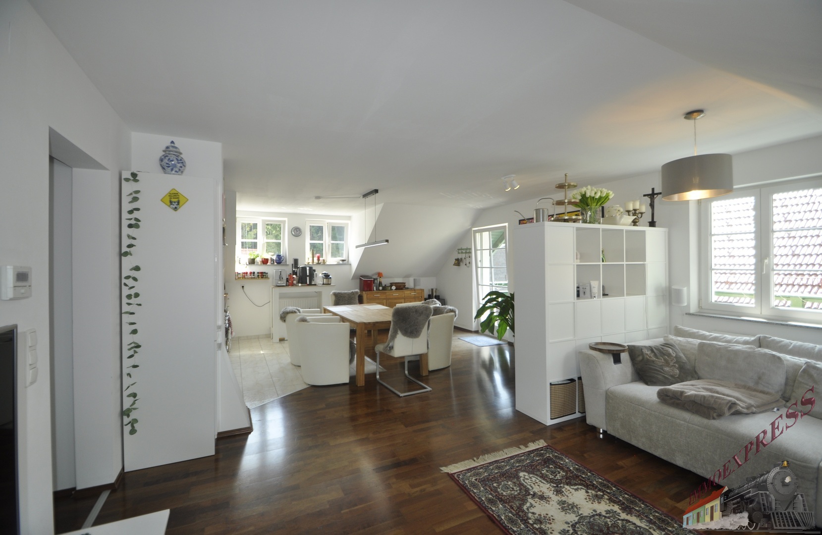 Wunderschöne Dachgeschoss-Wohnung in Pressbaum mit Pool und sehr großem Garten