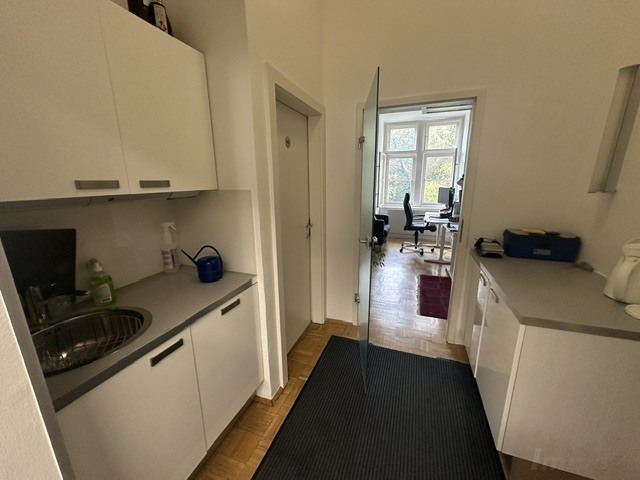 Teeküche mit Blick in den 4 Büroraum