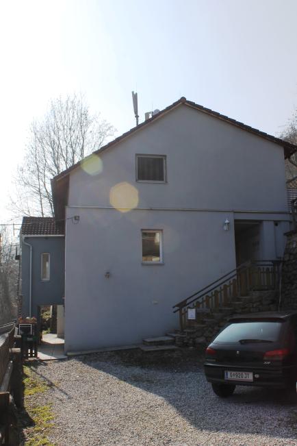 Zinshaus parifiziert mit 3 Wohnungen, 1 Wohnlager + 3 Lager, 4 Parkplätze, 1Handymasten - Nettorendite dz. ca. 4,8%.